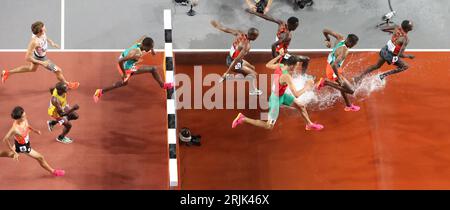 Budapest, Hongrie. 22 août 2023. Les athlètes concourent lors de la finale du 3000m Steeplechase masculin des Championnats du monde d'athlétisme Budapest 2023 à Budapest, Hongrie, le 22 août 2023. Crédit : Meng Dingbo/Xinhua/Alamy Live News Banque D'Images