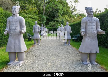 Armée de terre cuite - Jardins de Buscot Park - Oxfordshire, Angleterre Banque D'Images