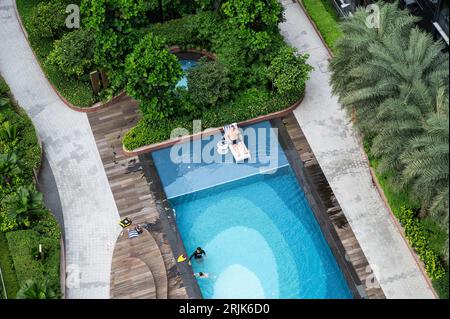 01.08.2023, Singapour, République de Singapour, Asie - vue de la terrasse d'observation Green Oasis du gratte-ciel CapitaSpring à la terrasse sur le toit avec piscine. Banque D'Images