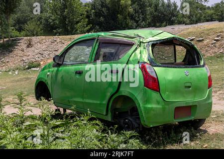 Wrack d'une voiture d'accident dans le champ : Swat, Pakistan - 10 juin 2023. Banque D'Images