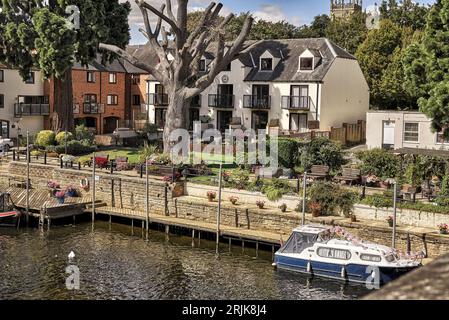Waterfront homes UK sur la rivière Avon à Evesham Worcestershire Angleterre Royaume-Uni Banque D'Images