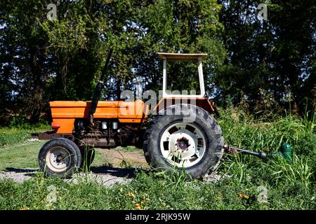 Vieux tracteur agricole abandonné dans les champs Banque D'Images