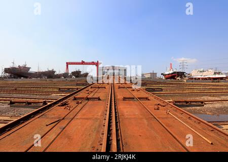 Comté de Luannan - 1 septembre 2018 : transport de transition dans un chantier naval, comté de Luannan, province du Hebei, Chine Banque D'Images