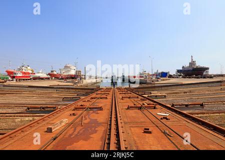 Comté de Luannan - 1 septembre 2018 : transport de transition dans un chantier naval, comté de Luannan, province du Hebei, Chine Banque D'Images