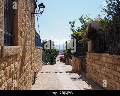 Colonie d’artistes de la vieille ville de Tzfat face à la haute Galilée en arrière-plan Banque D'Images