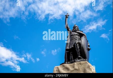 L'immense et imposante statue du roi Alfred le Grand sur Broadway, à Winchester, Hampshire, Royaume-Uni. Alfred était un roi saxon qui utilisait Winchester comme bonjour Banque D'Images