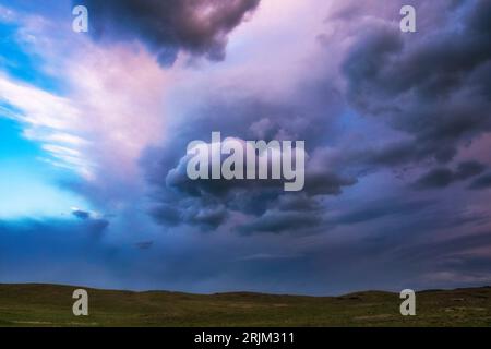 Beau ciel sombre du soir orageux au-dessus de la steppe Banque D'Images