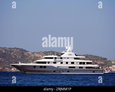 Yacht de luxe Baton Rouge ancré dans la baie de Porto Rafael, Palau, Sardaigne, Italie Banque D'Images