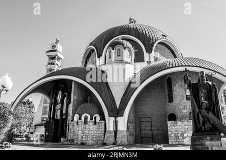 Église de St. Clément d'Ohrid, dans la ville de Skopje, Maceodnia. Construit dans un style moderne, utilisé par l'église orthodoxe macédonienne, avec Statue de Dosithée II Banque D'Images