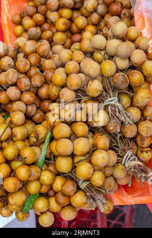 Bouquet de fruits Tropical Longan à Asian Farmers Market Hong Kong Banque D'Images