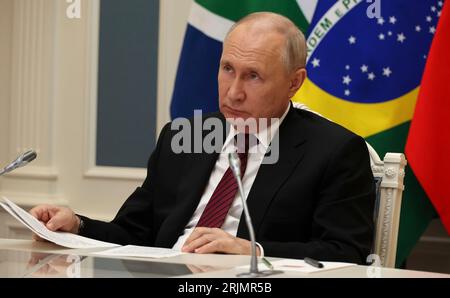 Moscou, Russie. 22 août 2023. Le président russe Vladimir Poutine participe à une réunion informelle du 15e sommet des BRICS via une liaison vidéo depuis le Kremlin, le 22 août 2023 à Moscou, en Russie. Poutine n’a pas pu assister au sommet en Afrique du Sud, craignant d’être arrêté par la Cour pénale internationale. Crédit : Mikhail Klimentyev/Kremlin Pool/Alamy Live News Banque D'Images