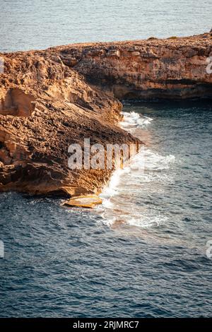 Un paysage pittoresque avec une falaise érodée surplombant un plan d'eau tranquille Banque D'Images