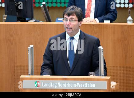 Duesseldorf, Allemagne. 23 août 2023. Marcus Optendrenk (CDU), ministre des Finances de Rhénanie-du-Nord-Westphalie, intervient au Parlement de l'État lors du débat sur la loi de finances 2024. Crédit : Roberto Pfeil/dpa/Alamy Live News Banque D'Images