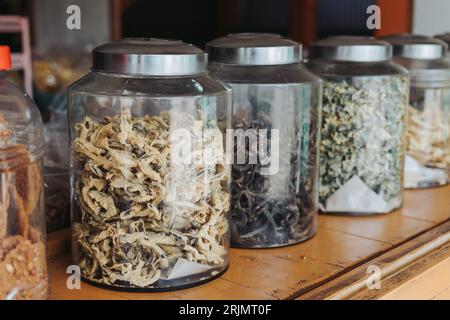 Farine de Synbranchidae anguille frite (Monopterus albus Zuieuw) mise dans un bocal en verre Banque D'Images