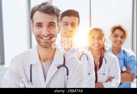 portrait d'un groupe multiethnique de médecins debout dans une rangée Banque D'Images