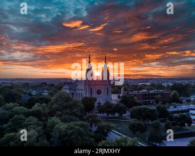 Soleil entre deux flèches d'une vieille cathédrale dans le Midwest Banque D'Images