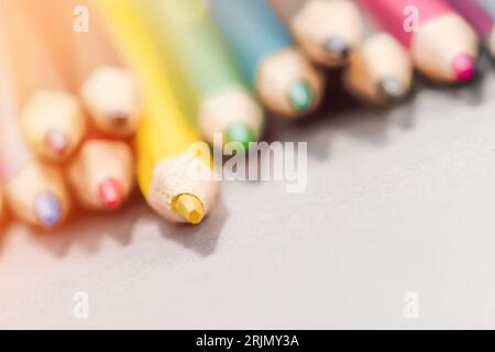 Bouquet de crayons de couleur amusants. Groupe multicolore de petits crayons en bois mignons. Prêt pour les trucs scolaires. Banque D'Images
