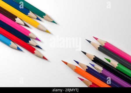 Crayons de couleur isolés sur blanc. Espace de copie et pose à plat. Concept de retour à l'école. Banque D'Images