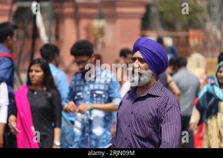 Vieil homme habillé traditionnellement dans les rues de New Delhi, en Inde Banque D'Images