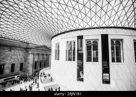 Superbe photographie en noir et blanc de l'emblématique British Museum, situé au cœur de Londres, en Angleterre Banque D'Images