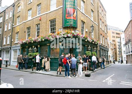 Les travailleurs les gens se sont rassemblés à l'extérieur de la main et Shears pub Cloth Fair Smithfield sur une soirée d'été à Londres Angleterre Royaume-Uni 2023 KATHY DEWITT Banque D'Images