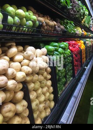 Une gamme de légumes frais présentés sur les étagères d'une épicerie dans un supermarché Banque D'Images