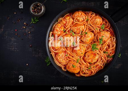 Pâtes spaghetti aux boulettes de viande en sauce tomate. Pâtes italiennes. Vue de dessus, pose à plat Banque D'Images