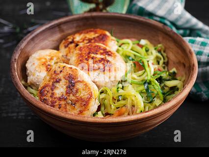Pâtes spaghetti aux courgettes avec boulettes de poulet dans un bol. Banque D'Images