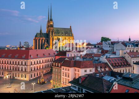 Brno, République tchèque. Image aérienne du paysage urbain de Brno, la deuxième plus grande ville de République tchèque avec la cathédrale de St. Pierre et Paul au coucher du soleil d'été. Banque D'Images