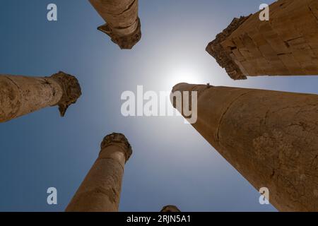 Image de contre-jour des colonnes du temple de Zeus, vue de below.in l'ancienne ville gréco-romaine de Gerasa dans l'actuel Jerash, Jordanie. Banque D'Images