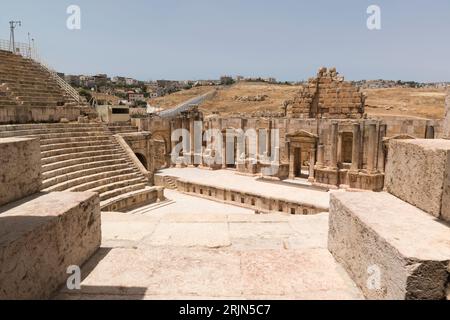 Le théâtre du Sud dans l'ancienne ville gréco-romaine de Gerasa dans l'actuel Jerash, Gouvernorat de Jerash, nord de la Jordanie Banque D'Images
