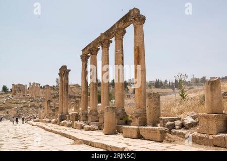 Colonnes le long du cardo maximus et du Naos de Zeus en arrière-plan dans l'ancienne ville gréco-romaine de Gerasa dans l'actuelle Jerash, au nord de la Jordanie Banque D'Images