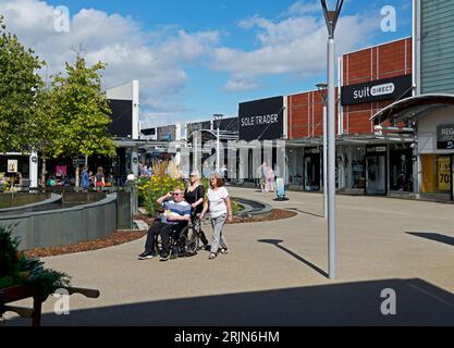 Acheteurs au centre commercial Junction 32 Yorksire Outlet Shopping, à Castleford, West Yorkshire, Angleterre, Royaume-Uni Banque D'Images