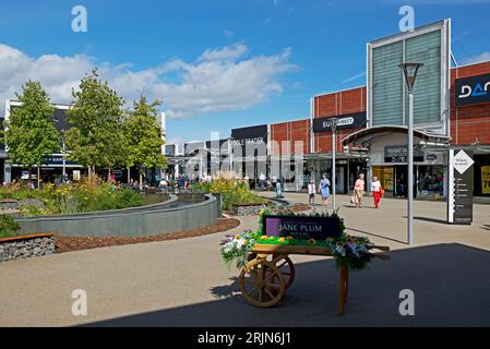 Acheteurs au centre commercial Junction 32 Yorksire Outlet Shopping, à Castleford, West Yorkshire, Angleterre, Royaume-Uni Banque D'Images