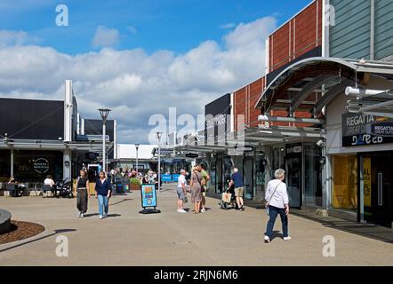 Acheteurs au centre commercial Junction 32 Yorksire Outlet Shopping, à Castleford, West Yorkshire, Angleterre, Royaume-Uni Banque D'Images