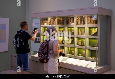 Londres, Royaume-Uni. 23 août 2023. Visiteurs au British Museum. Un membre du personnel a été licencié et il semblerait qu ' au moins 1 000 pièces soient manquantes. Les archéologues grecs affirment que les vols du British Museum montrent que les marbres d'Elgin ne sont pas sûrs et qu'ils doivent être retournés en Grèce. Crédit : Mark Thomas/Alamy Live News Banque D'Images