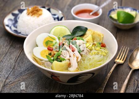 Soto Ayam, une soupe indonésienne de nouilles au poulet Banque D'Images