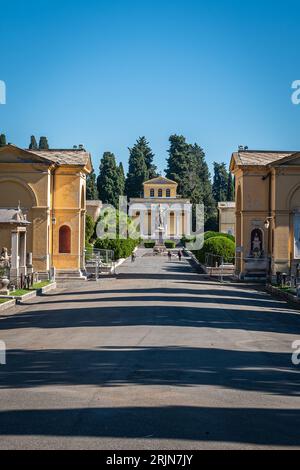 Rome, Italie - 18 octobre 2022 : pierres tombales et statues au cimetière de Verano Banque D'Images