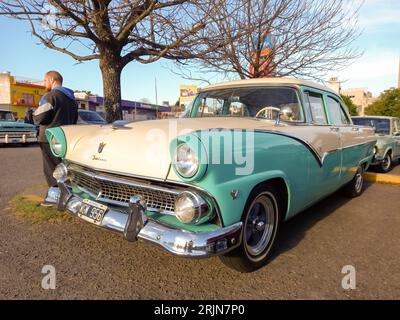 Une vieille berline 1955 Ford Fairlane V8 quatre portes blanche et aqua dans un parking. Salon des voitures anciennes. Journée ensoleillée Banque D'Images