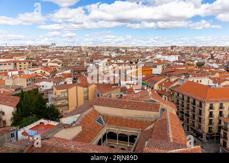 Skyline de Salamanque avec cour Casa de las Conchas, architecture médiévale espagnole, toits de tuiles orange, rues, vue depuis la tour la Clerecia. Banque D'Images