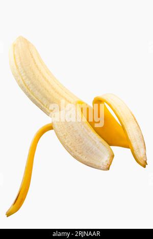 Une banane partiellement pelée reposant sur un fond blanc Banque D'Images