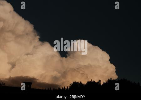 Un paysage captivant avec une toile de fond d'un ciel bleu profond, rempli de nuages beige clair et moelleux Banque D'Images