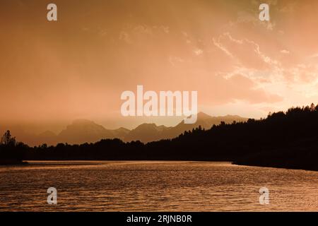 Ceci est une vue d'une tempête de pluie au coucher du soleil depuis la région d'Oxbow Bend de la rivière Snake dans le parc national de Grand Teton, Wyoming. Banque D'Images