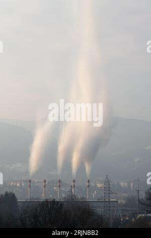 Fumée sortant des cheminées de l'installation de chauffage le matin de l'hiver, colonie de Borik à Banja Luka, Bosnie-Herzégovine Banque D'Images
