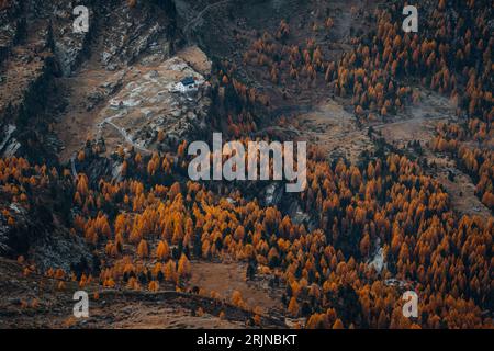 Cette photographie aérienne capture une vue imprenable sur les Alpes italiennes Banque D'Images