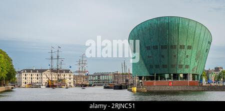 Amsterdam, pays-Bas, 16.08.2023, vue du Musée National Maritime et du bâtiment en cuivre vert du Musée des Sciences NEMO à Amsterdam Banque D'Images
