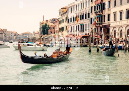 Un groupe de touristes divers profitant d'une promenade panoramique en gondole à travers le Grand Canal à Venise, en Italie Banque D'Images