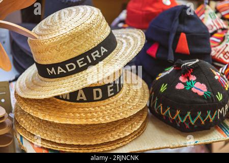 Une variété de chapeaux sont affichés sur un rack dans une pile soignée, l'un au-dessus de l'autre Banque D'Images