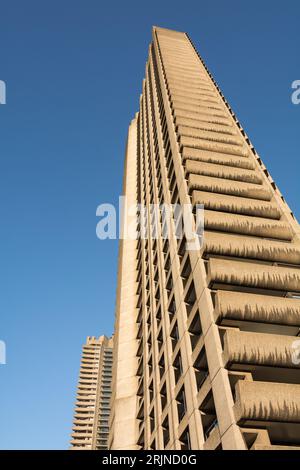 Béton patiné sur Shakespeare Tower sur le Barbican Exhibition Centre and Estate, Silk Street, City of London, EC1, Angleterre, ROYAUME-UNI Banque D'Images