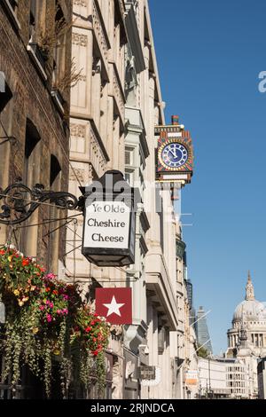 L'horloge ornementale de Peterborough House, l'ancien bâtiment du Daily Telegraph sur Fleet Street, Londres, Angleterre, Royaume-Uni Banque D'Images